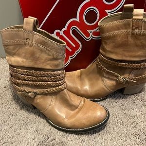 Dingo 7 Slouch with Straps Tan Booties size 9.5